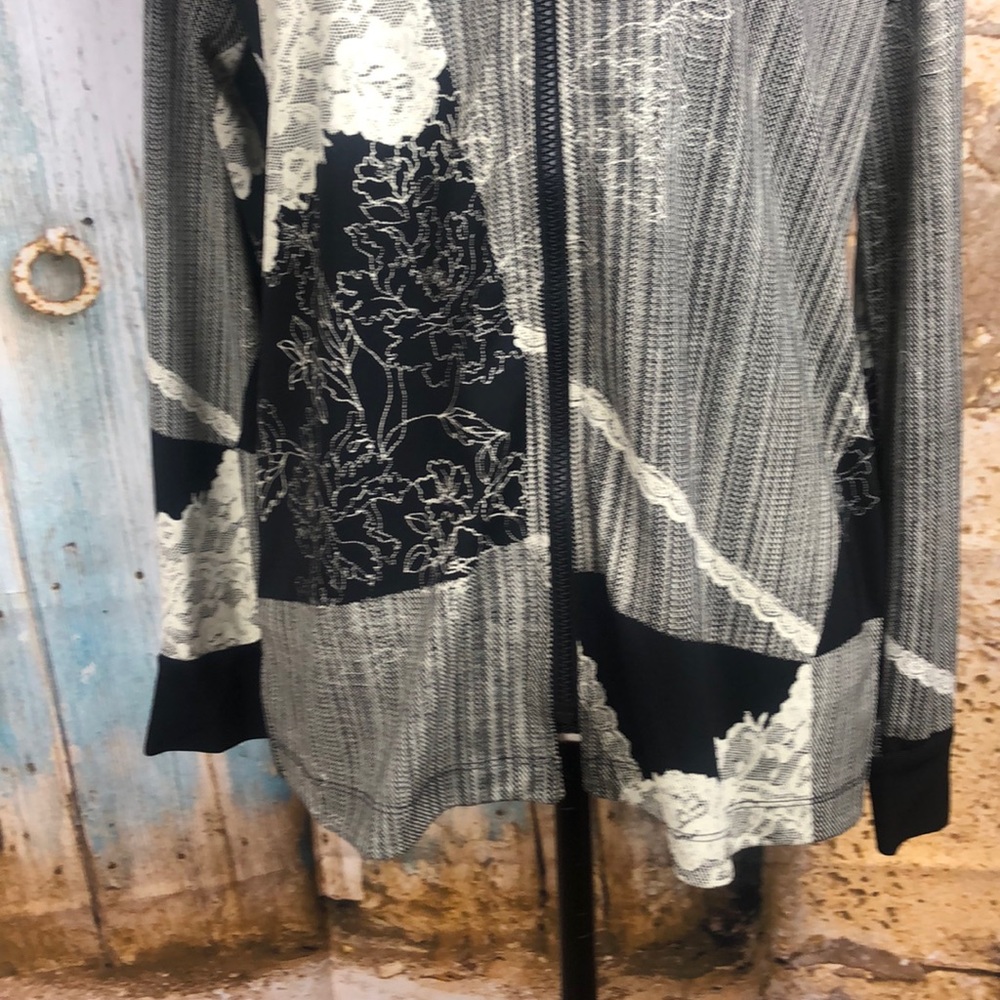 Francesca Rose Medium Floral Top - Picture 3 of 8